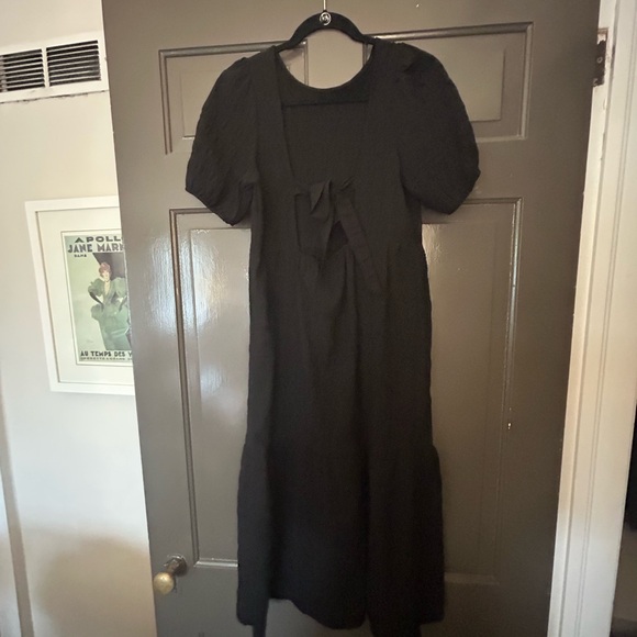 Elegant Black Dress - Picture 2 of 2